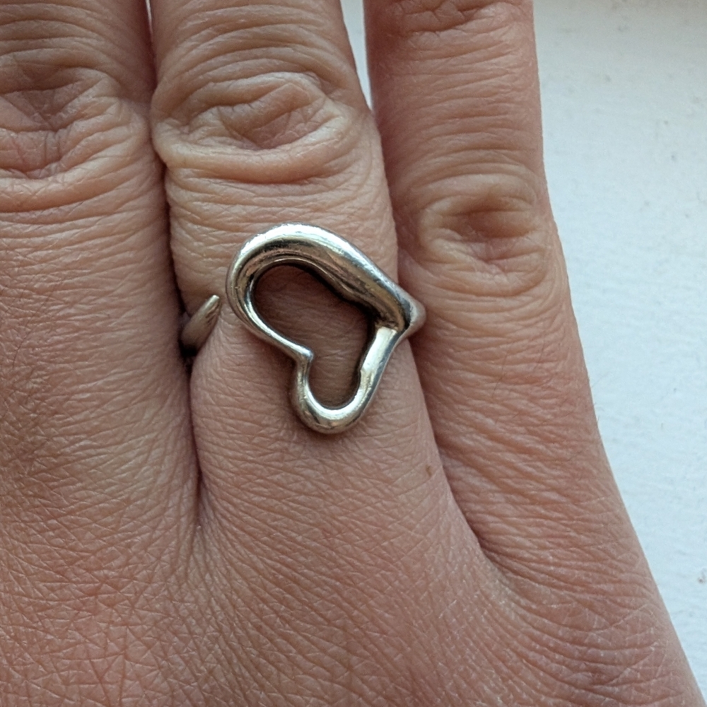 Tiffany & Co. Sculpted Silver Heart Ring Peretti Ring - Picture 5 of 5